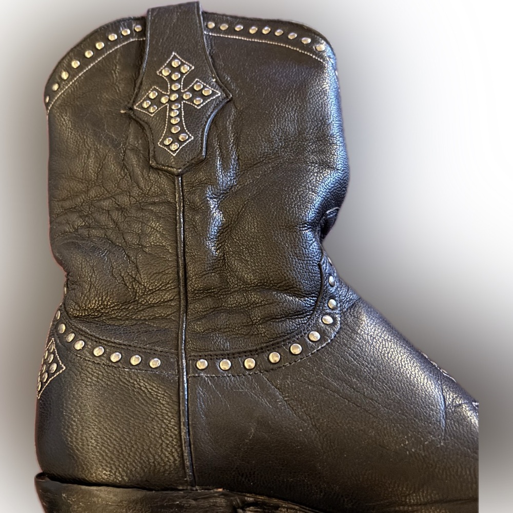 Hard to find Old Gringo Studded Cross Boots sz. 7 1/2
Make an offer⚡️ - Picture 5 of 9